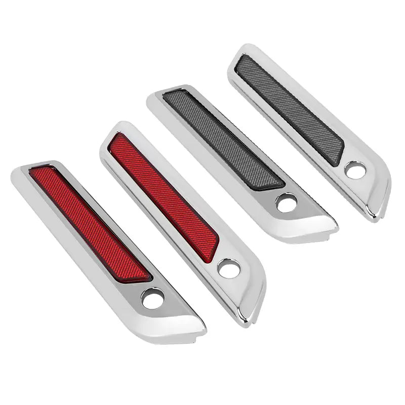 Juego de cuatro cubiertas de pestillo de alforja con acabado en cromo para Harley Touring de 2014 en adelante con insertos texturizados rojos y negros.
