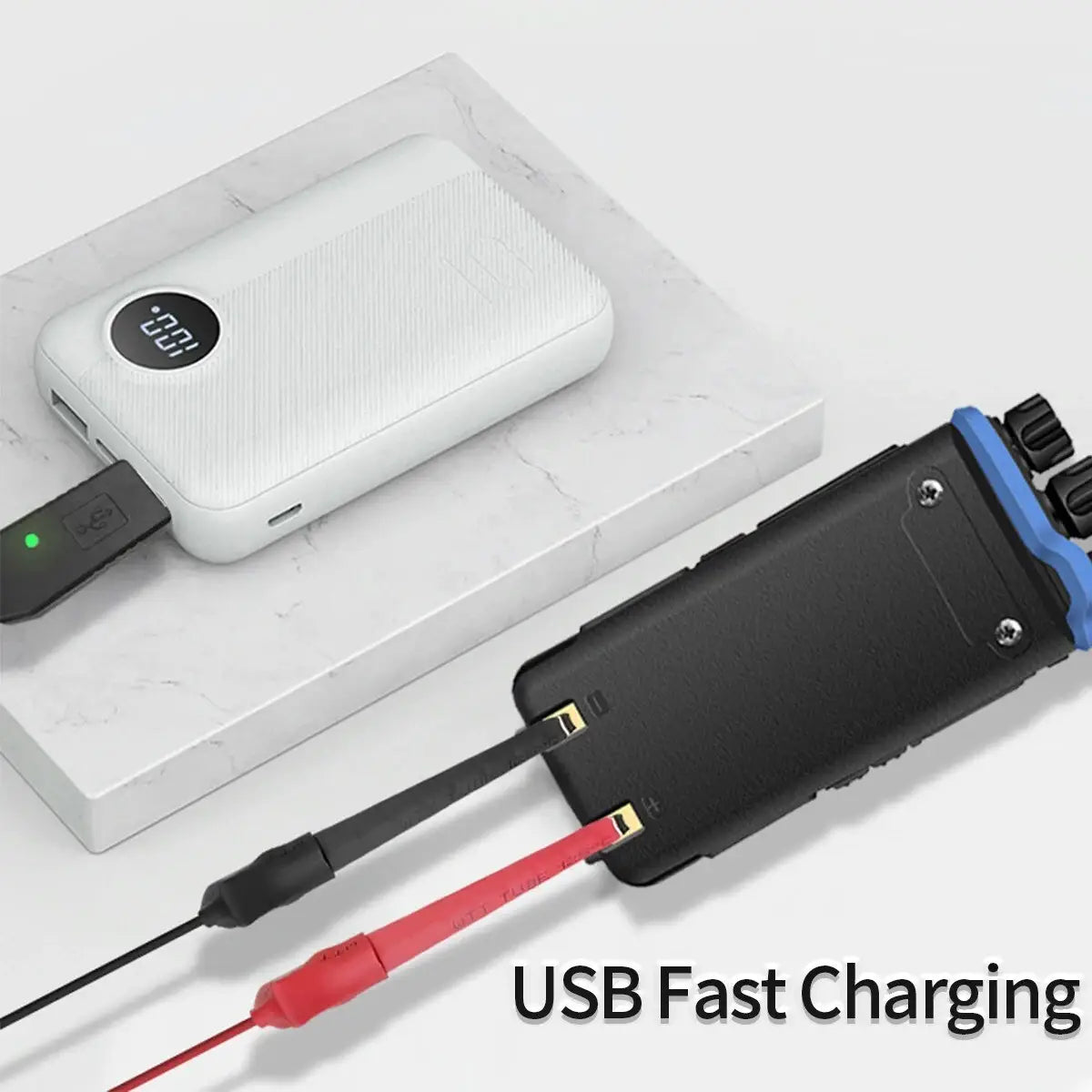 バオフェン無線機用の黒色および青色の耐久性のあるUSB携帯型トランシーバーチャージャーケーブルで、急速充電用の金属製コネクタが付いています。