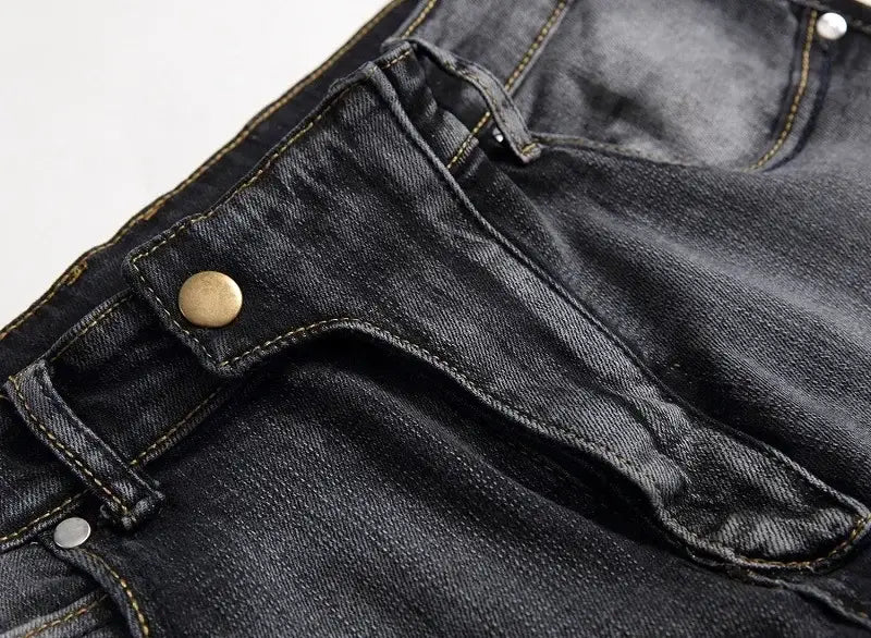 Jeans de moto pour hommes, coupe slim délavée, en denim foncé, avec une texture robuste, des surpiqûres contrastées jaunes et un bouton en laiton sur la braguette.