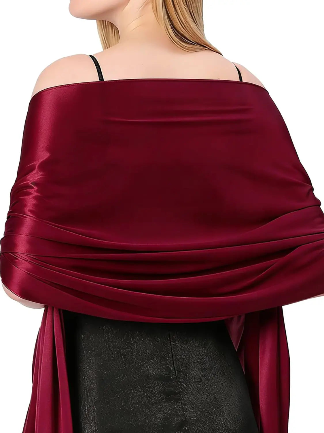 Châle de soirée en satin bordeaux profond pour femmes, drapé avec élégance sur les épaules.