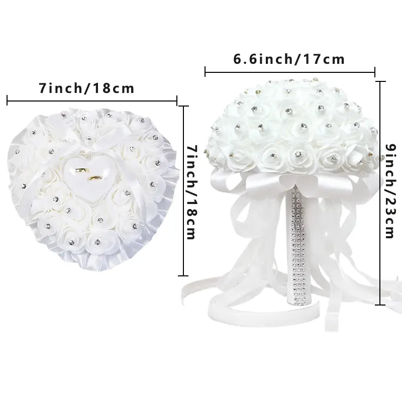 ハート型のセンターと上品なラインストーンのアクセントを備えた、白いサテンのラインストーン結婚指輪リングピローのフローラル・ブライダルブーケ。