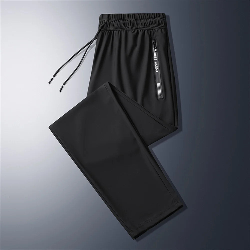 Jogger de hombre fitness 5XL en negro, con cintura elástica y cordón ajustable, que incluye un bolsillo vertical con cremallera en el lateral con marca nueva de deporte.