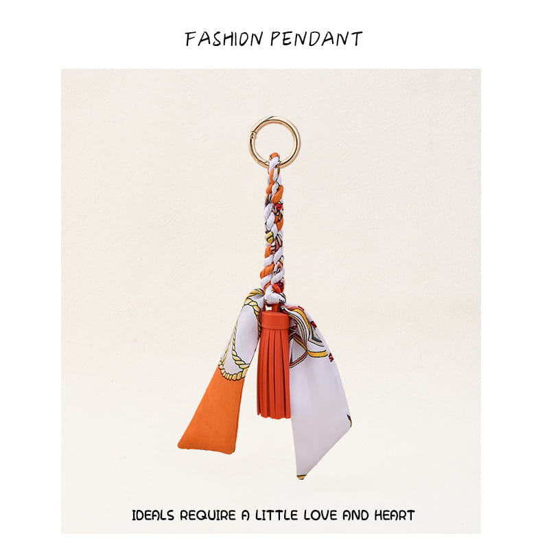Porte-clés à gland de foulard en soie à motif orange et blanc, élégant, pour sacs, avec un cordon tressé et un anneau à finition dorée.