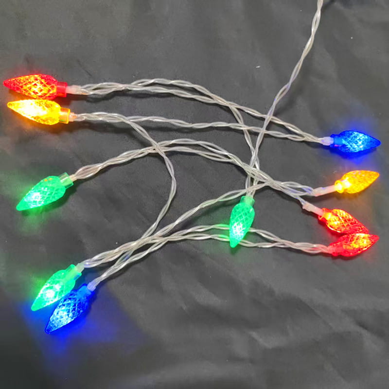 RGB-LED-Weihnachts-Stringlights mit silbernem Draht und farbenfrohen durchscheinenden Glühbirnen in Rot, Gelb, Grün und Blau, ideal für die Raumdekoration.