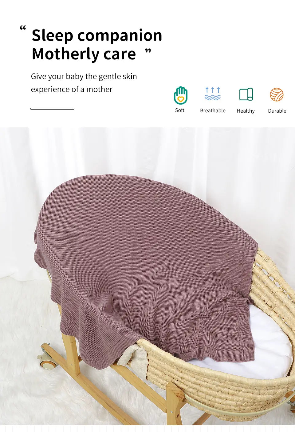 Eine blassrosa gestrickte Babydecke aus Baumwolle mit weicher mausfarbener Farbgebung, gewebter Struktur und gerüschtem Rand, entworfen als Wickelunterlage.