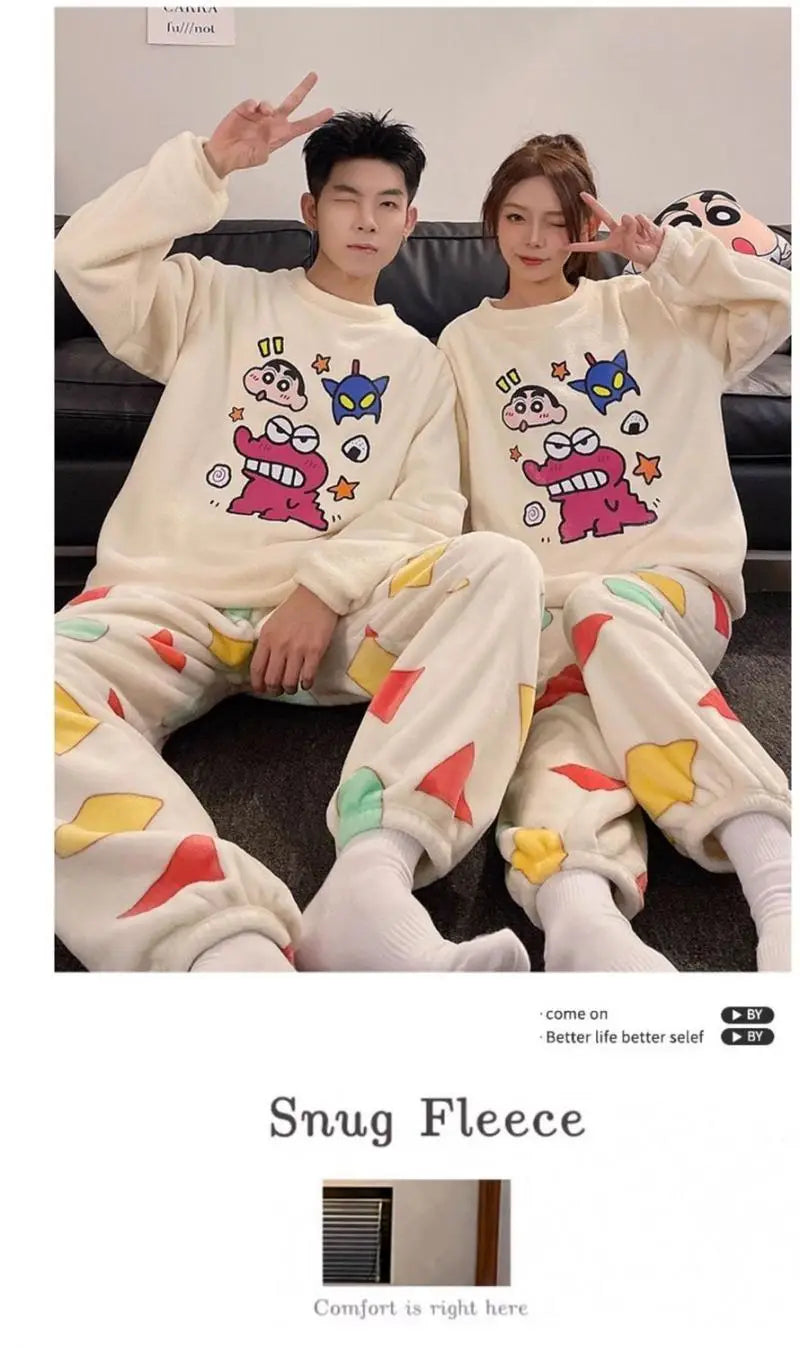 Conjunto de pijamas de vellón ajustado color crema, con divertidos estampados de dibujos animados en prendas de manga larga y pantalones, en el conjunto de pijamas de pareja de vellón coral de Shin Chan, para ropa de estar en casa cómoda; los clientes pueden ponerse en contacto con el servicio de atención al cliente para recibir asistencia.