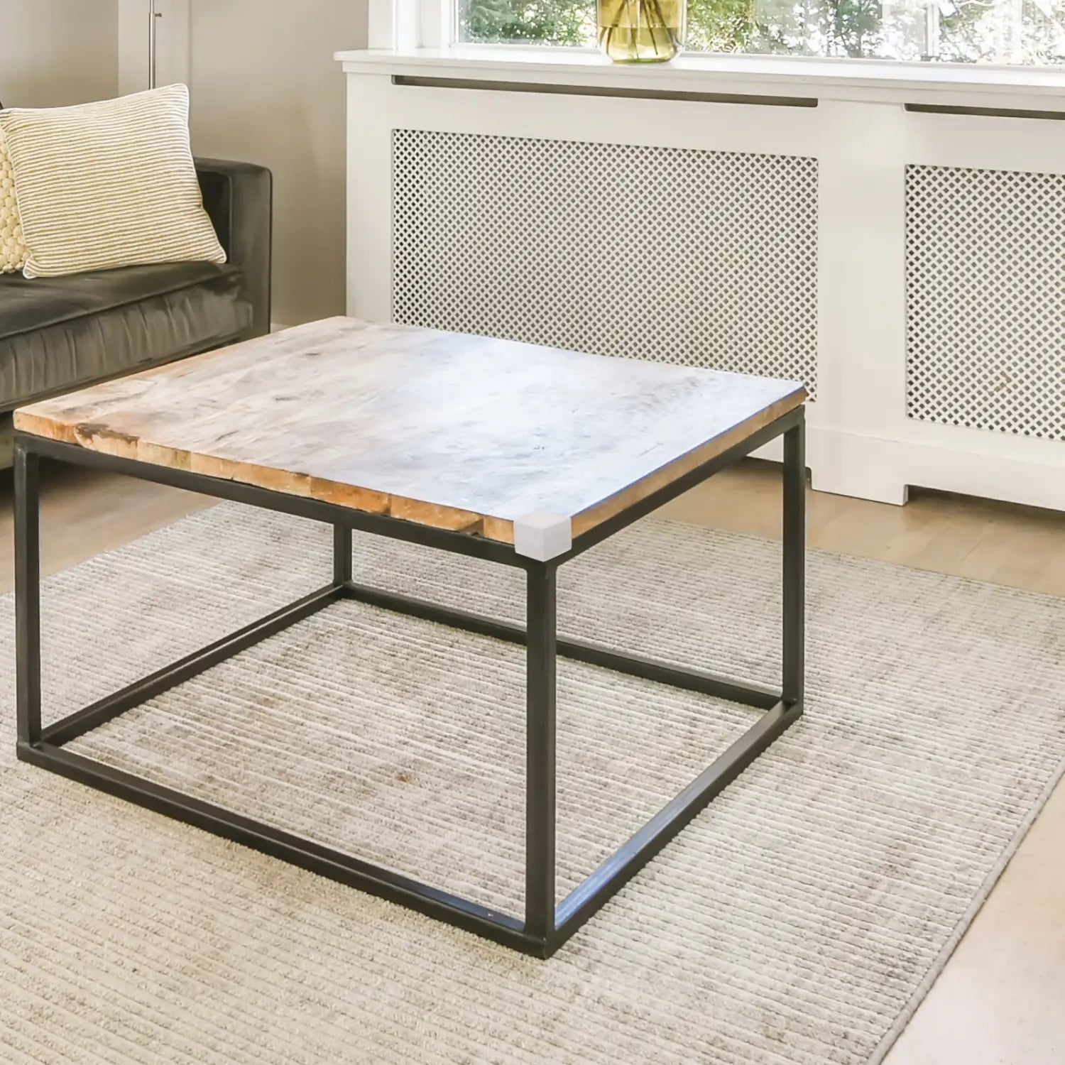 moderner Couchtisch mit weißer Marmorbondung und rustikalen Holzkanten, mit schwarzen Metallbeinen dargestellt, mit weichen Schaumstoff-Eckschutzvorrichtungen für Tischecken und Kantenschutz, 10er-Pack.