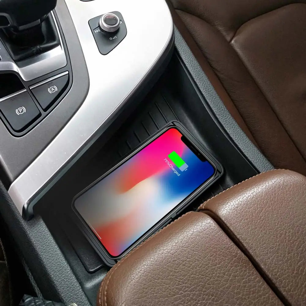 Schwarzes kabelloses Ladepad mit elegantem rechteckigem Design und mattem Finish für schnelles kabelloses Laden im Auto, mit 15 W Leistung und rutschfester Funktion