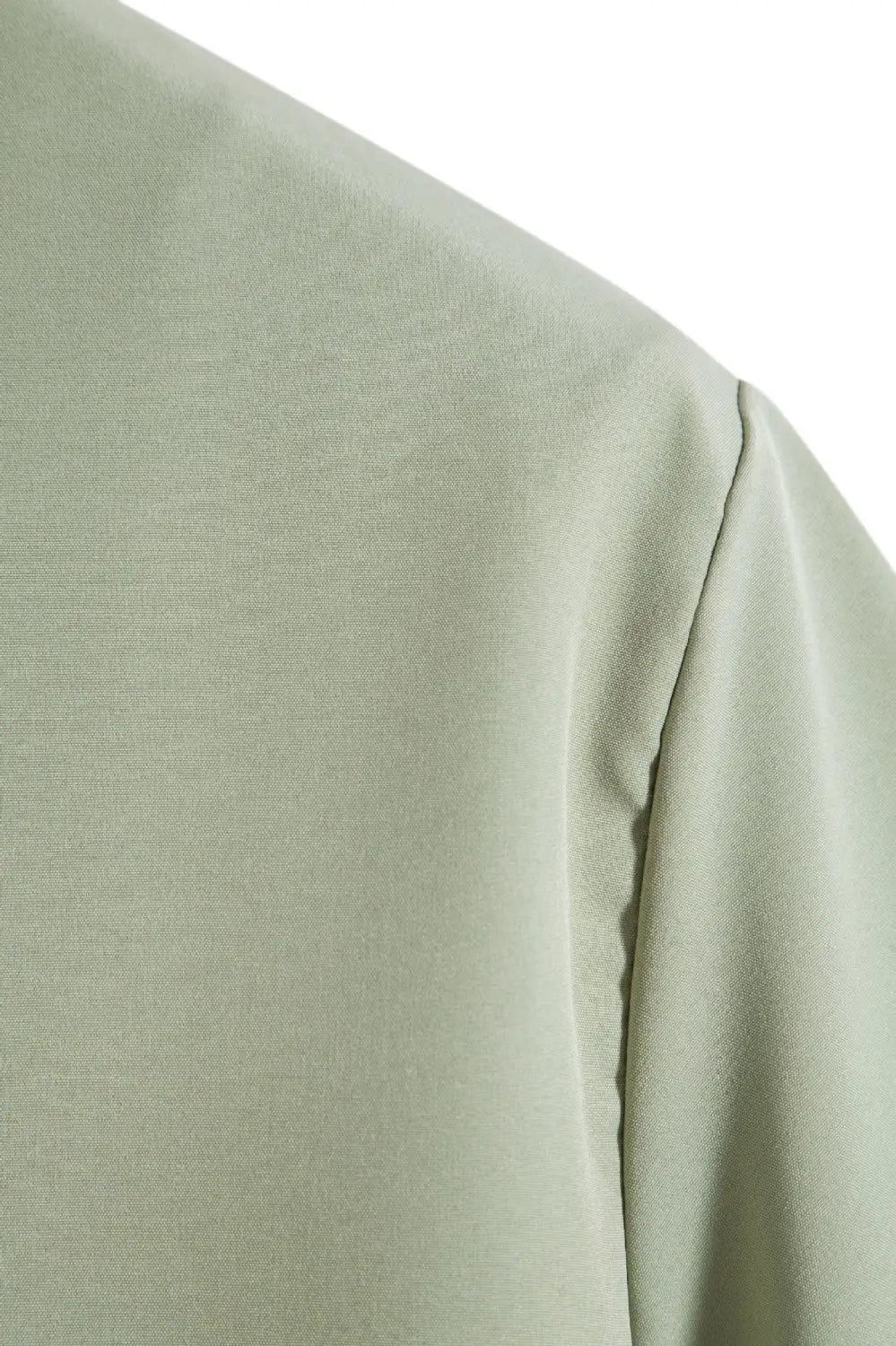 Chemise à manches courtes en satin vert sauge doux pour homme, présentant une finition lisse et légèrement réfléchissante ainsi qu’une texture de tissu subtile, idéale pour des chemises de plage décontractées et un style mode pour hommes au look uni.