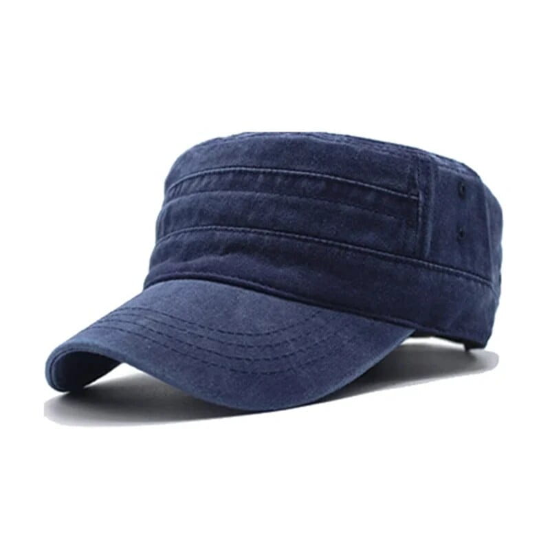 Casquette militaire en coton denim bleu foncé avec aspect légèrement usé et structuré, et détails de couture visibles, casquette de cadet vintage.