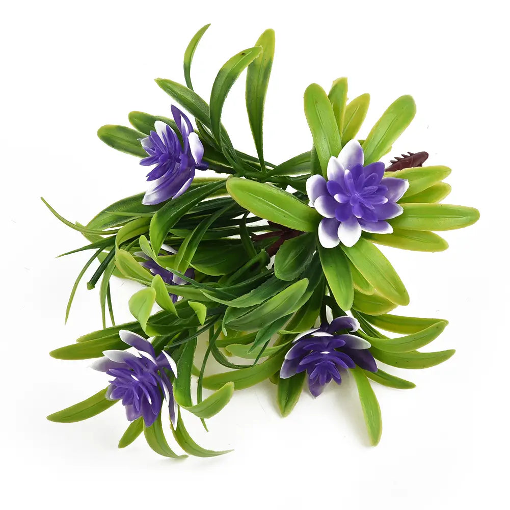 un bouquet de fleurs artificielles en violet et blanc avec des feuilles vertes, fabriqué en plastique, dans un pot pour la décoration intérieure du domicile