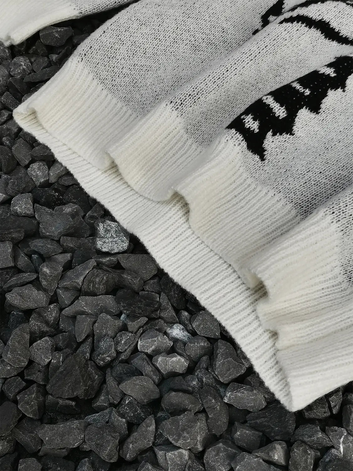 Pull gothique à jacquard squelette en maille écru clair, confortable, pour hommes, présentant des motifs géométriques noirs et des poignets côtelés.