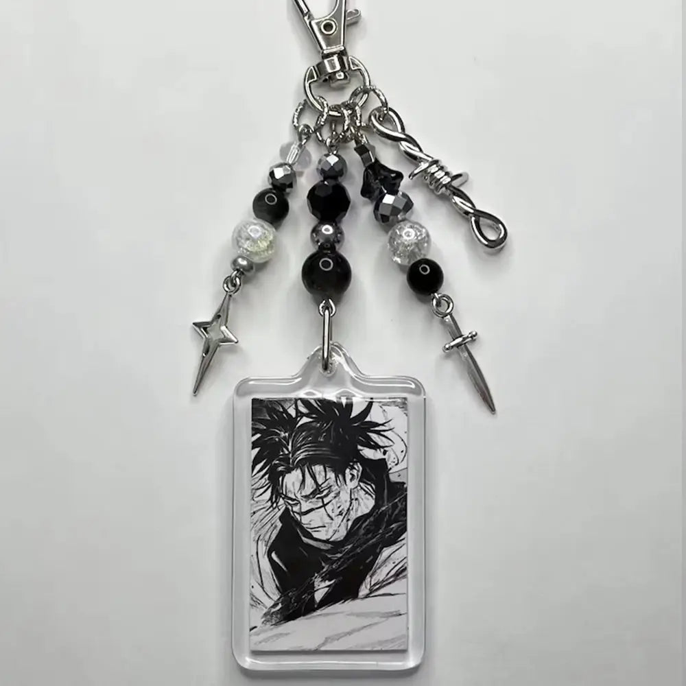 Llavero acrílico Y2K con cuentas de anime transparente que presenta una ilustración en blanco y negro de un personaje de anime con cabello erizado y expresión intensa, decorado con dijes de metal en tono plateado, incluidas cuentas, estrellas, cuchillos y alambre de púas.
