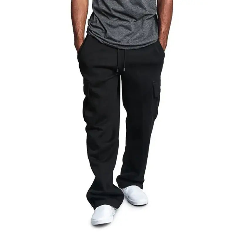 Pantalon cargo homme en molleton noir avec poches, doté de poches latérales et d’une taille à cordon de serrage.