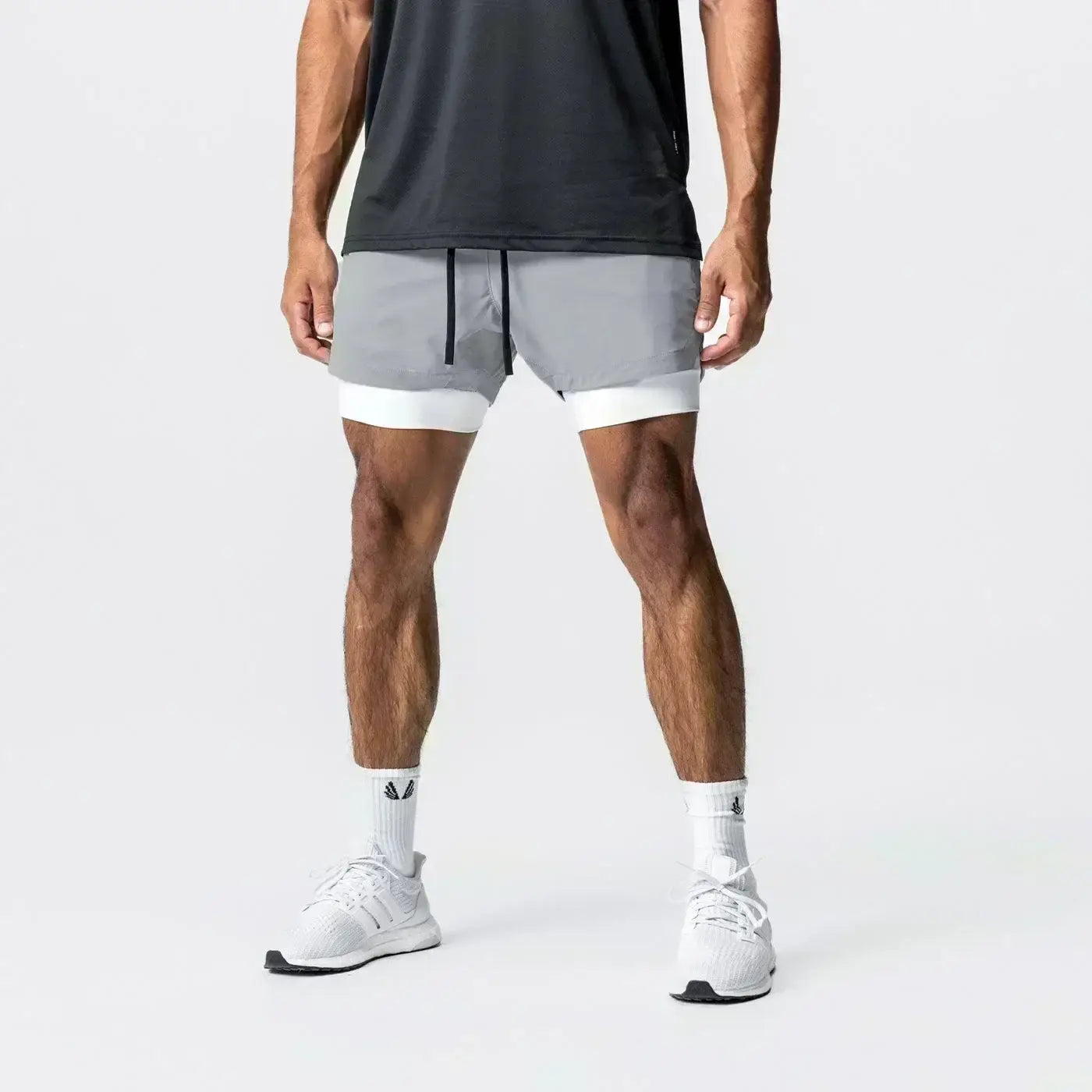 Hombres, pantalones cortos atléticos de dos capas grises y blancos 2 en 1 para gimnasio con trabilla para la toalla y cintura elástica para sesiones de entrenamiento para anime.