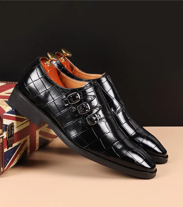 Schwarze Doppel-Mönchsriemen-Kleidschuhe aus Krokodil-narbigem Leder für Herren mit goldfarbenen Schnallen.