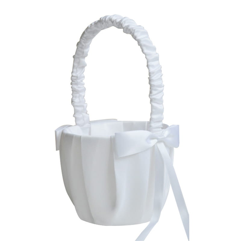 Panier de demoiselle d’honneur en satin blanc avec nœud perlé, présentant une anse en ruban torsadé et un nœud assorti noué autour du bord.