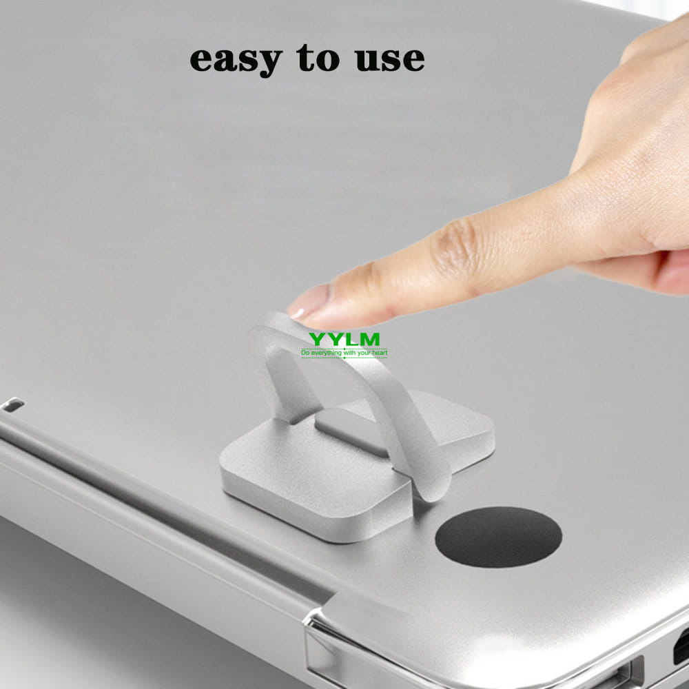 Mini-Laptopständer aus silbernem Aluminium, tragbar und kompakt, mit minimalistischem ergonomischem Design und glatter, mattierter Oberfläche zur Verwendung mit einer Computertastatur.