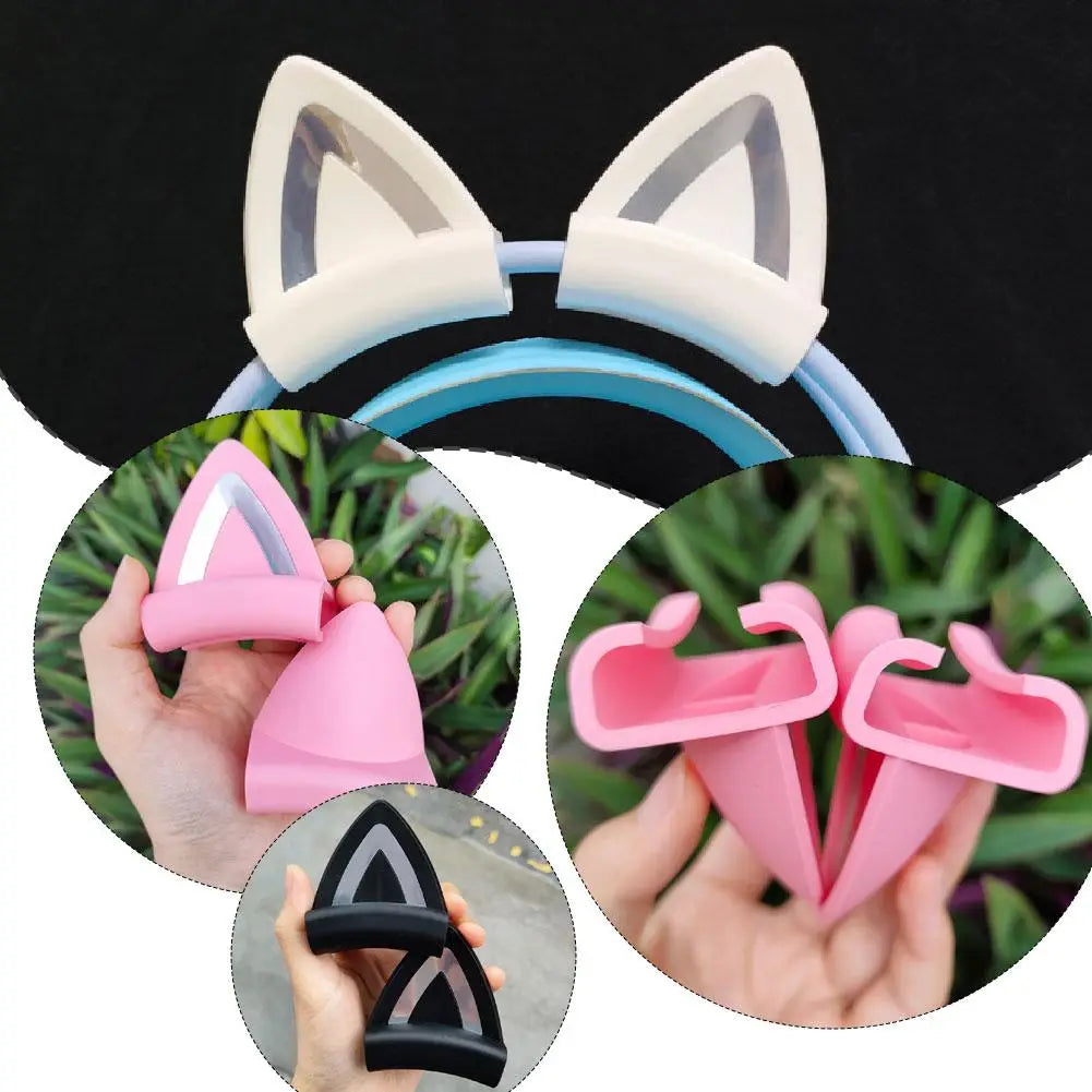 Attaches pour casque avec oreilles de chat en silicone blanc, rose et noir, comportant des accents triangulaires transparents en silicone.