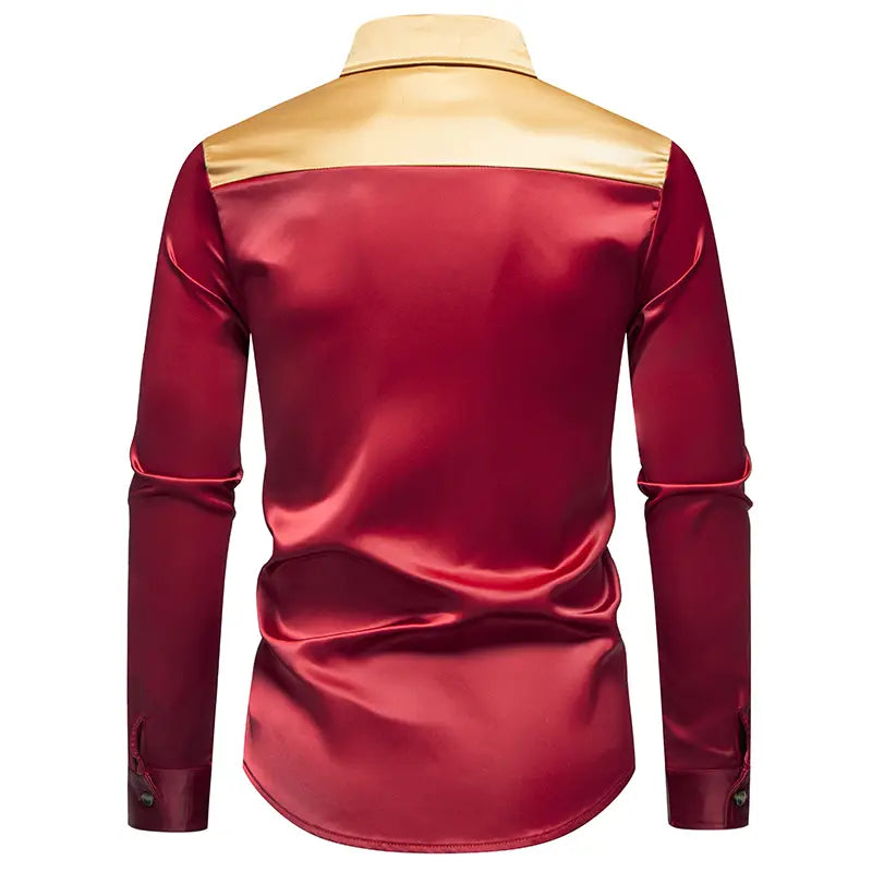 Ein elegantes Herren-Langarmhemd aus glänzendem rotem Satin mit goldfarbenem Satin-Kragen und Schulterpaneelen.