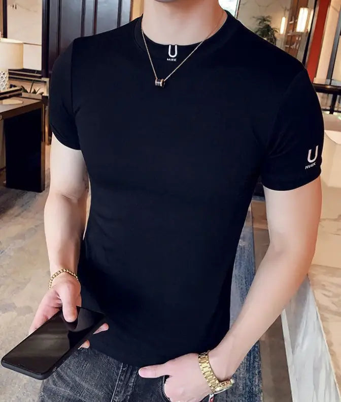 T-shirt pour homme noir logo, coupe ajustée, décontracté, en coton, avec un discret logo en forme de U brodé sur la poitrine et la manche.