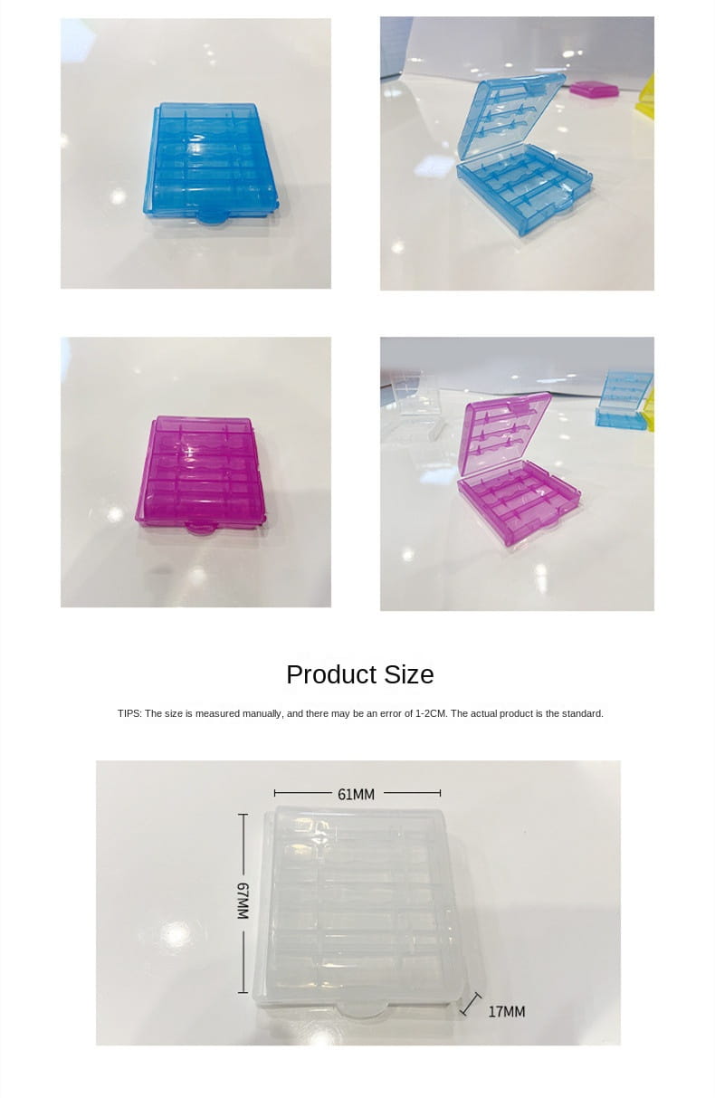 Transparenter Pillenorganizer aus Kunststoff mit scharnierdeckel und mehreren Fächern in Blau und Pink für ein USB-AA-AAA-Batterieladegerät und -Organizer.