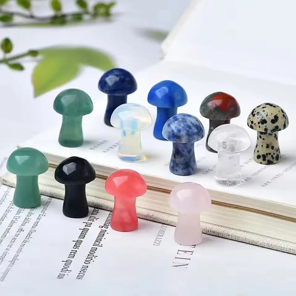 Una colección de figuras de hongos pulidas hechas de cristal natural en verde, azul, rojo, negro y transparente, ideal para la decoración de mini jardines.