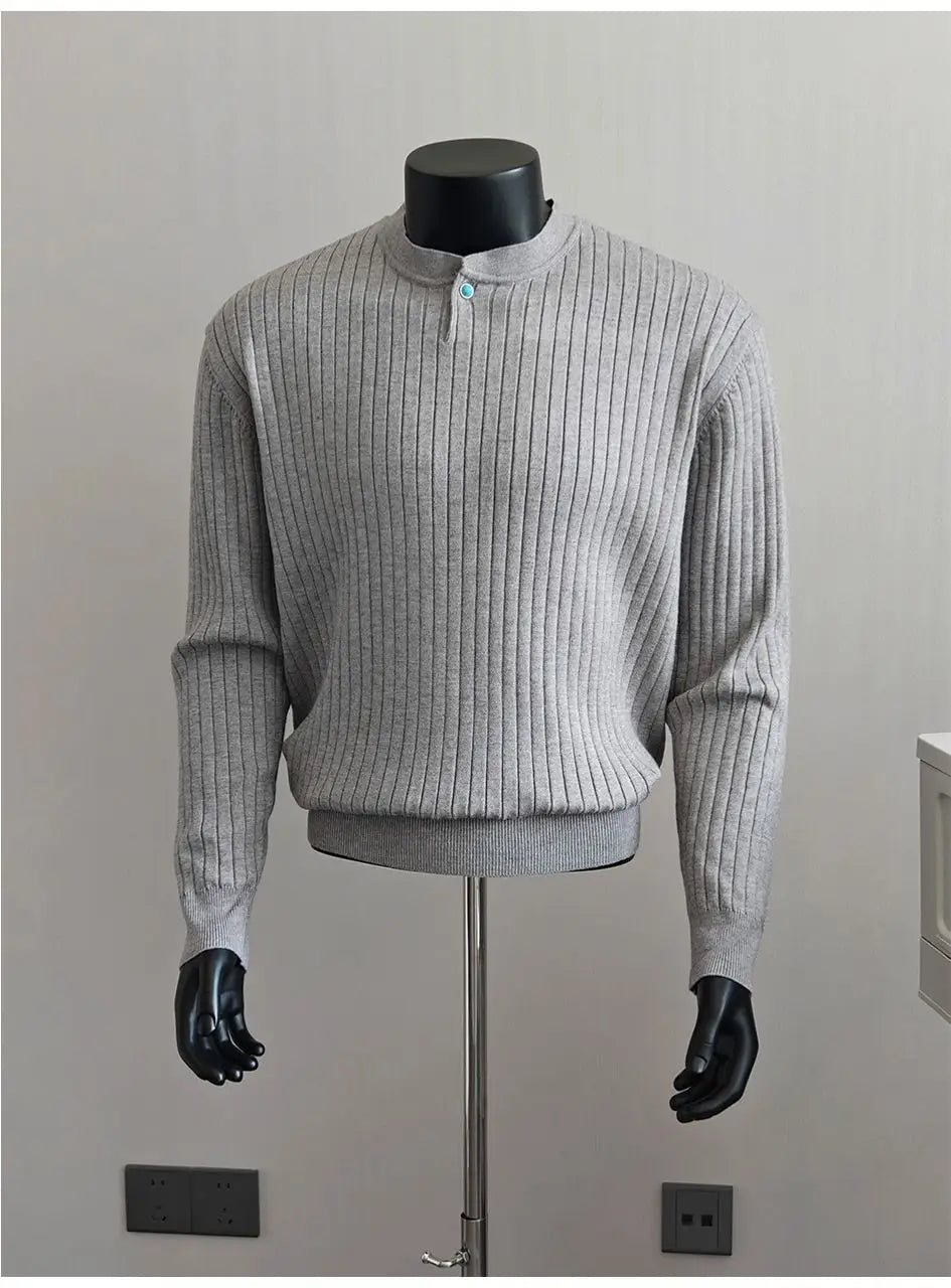 Grauer Herren-Rippstrickpullover mit Stehkragen und einem einzelnen Knopf am Halsausschnitt, ideal für einen lässigen Look.