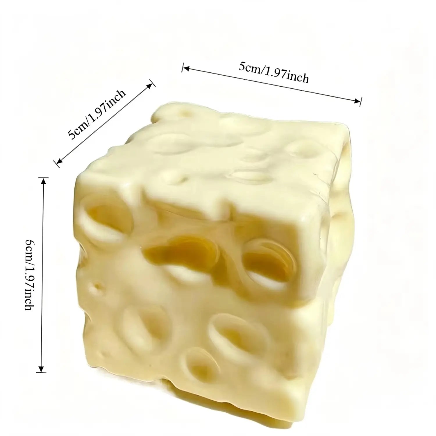 Un jouet à mâcher et à malaxer en forme de cube de couleur crème, avec des orifices caractéristiques et une surface légèrement texturée, conçu pour apaiser le stress et soulager le stress lié au jouet.