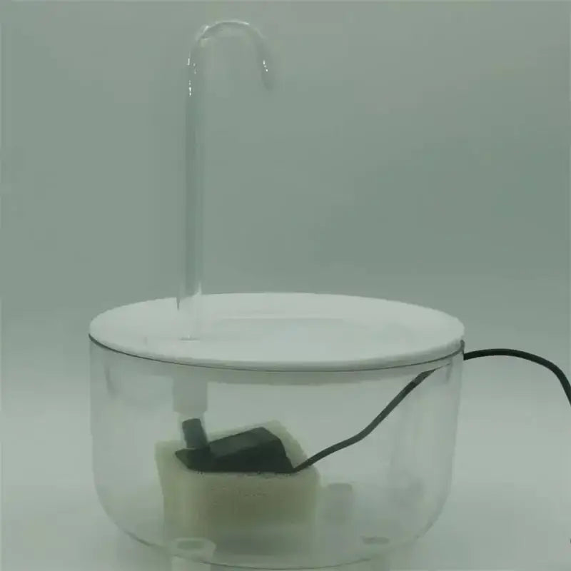 klarer Kunststoff-Automatik-Trinkwasserspender für Haustiere mit weißem Deckel und gebogenem Auslauf, mit eingebautem Filter für die Nutzung durch Haustiere.