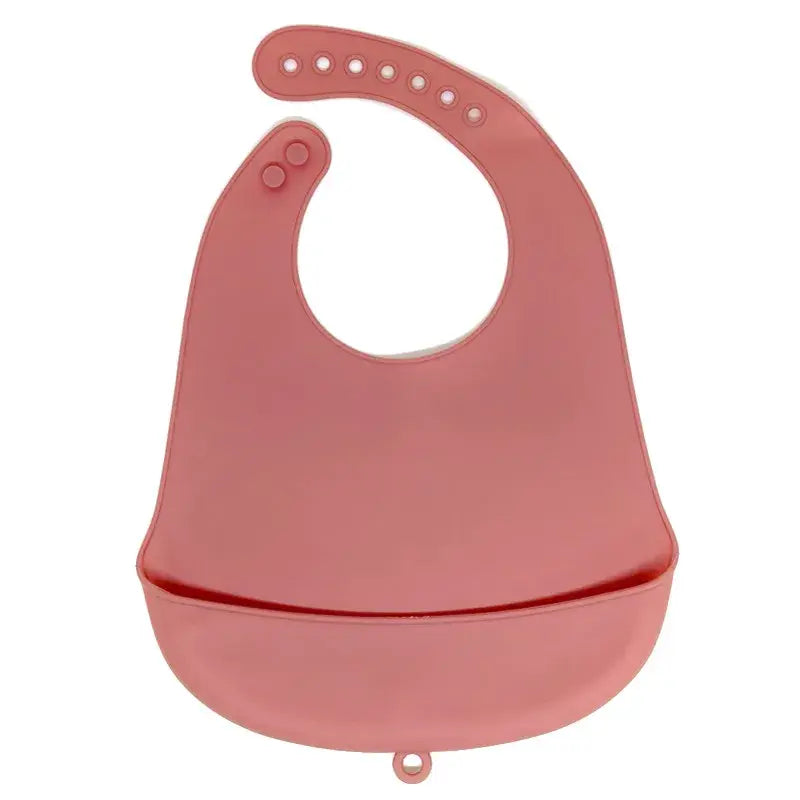 Ein elegantes mattes Rosapink-Silikon-Lätzchen für Babys mit abgerundetem Halsausschnitt und integrierter Auffangschale, ausgelegt für wasserfesten und verstellbaren Gebrauch in Beige