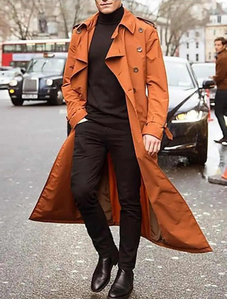 Ein stilvoller Herren-Langmantel in Orange mit klassischem Doppelreiher-Design und Schulterklappen, geeignet für Business-Casual-Kleidung.
