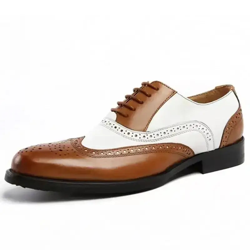 Zapato de vestir Oxford tipo brogue bicolor de cuero marrón y blanco para hombre, con detalles perforados.