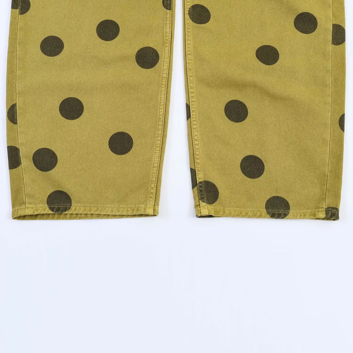 Olivgrüne Denim-Hosen mit weitem Bein mit einem kräftigen Muster aus dunkelbraunen Polka-Dots und einem Design mit hoher Taille
