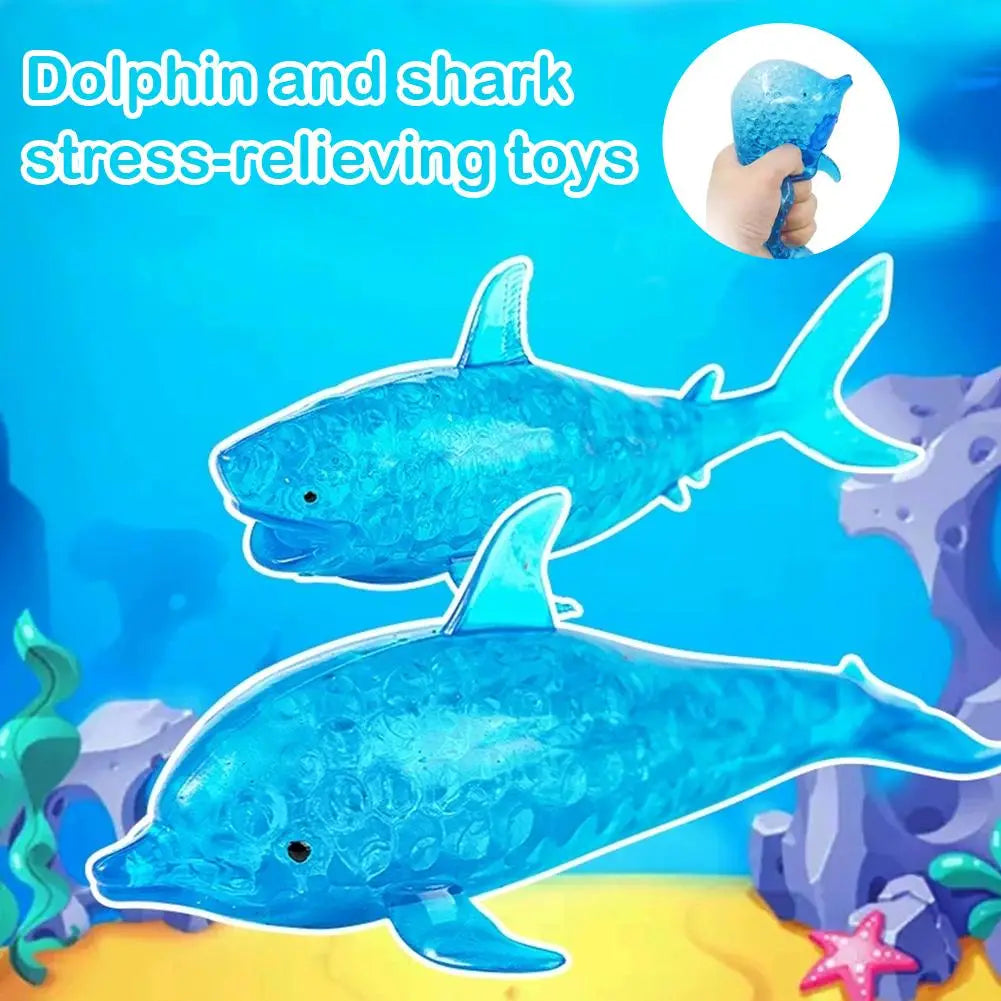 jouet de soulagement du stress dauphin et requin bleu translucide, avec une surface texturée et souple, conçu comme un produit d’attention sensorielle pour le soulagement du stress.