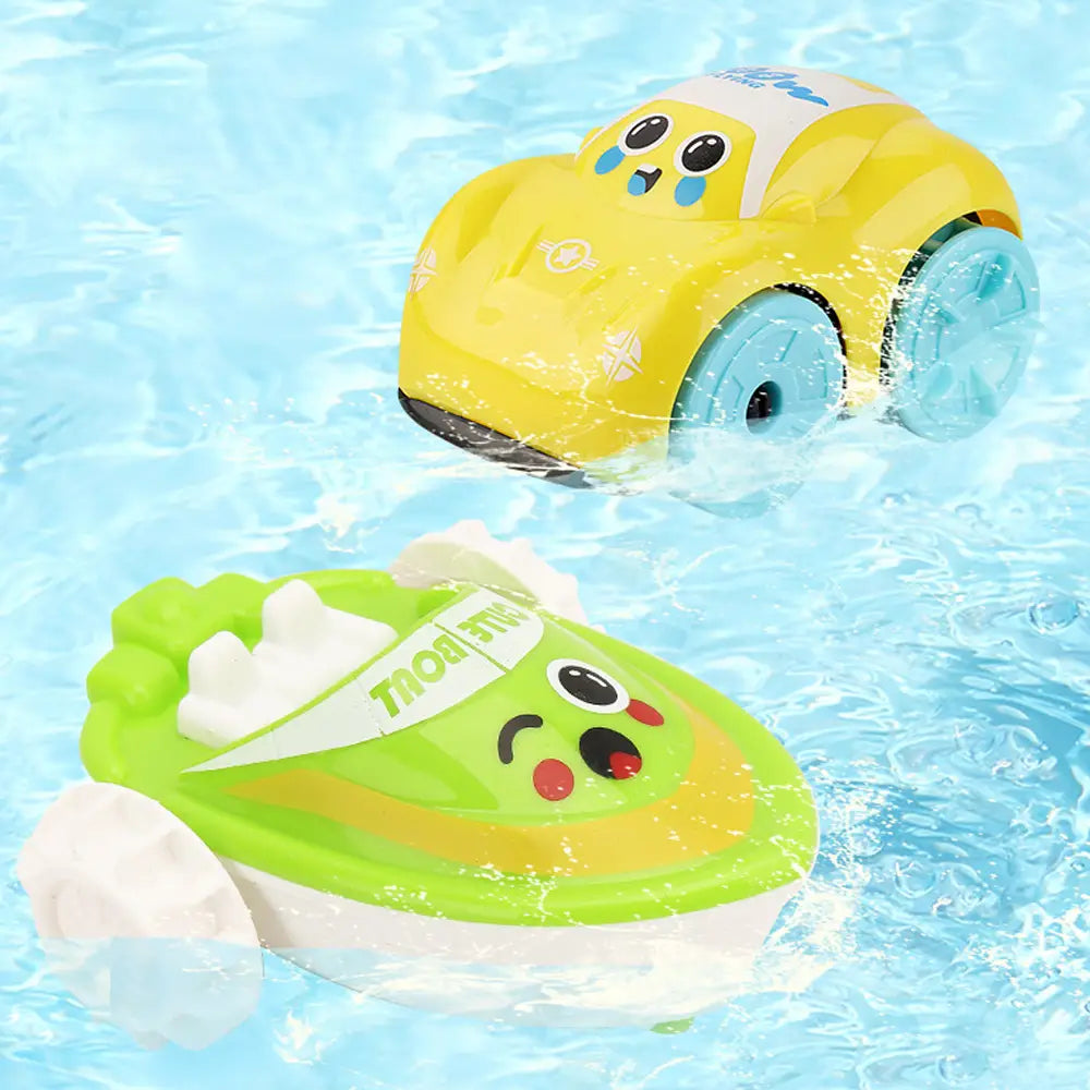 Spielzeug mit Uhrwerk für das Entenbad für Kleinkinder mit gelb-grünem Cartoon-motividem Kunststoffdesign und blauen Rädern, das im Wasser treibt, für das Spielen im Wasser.