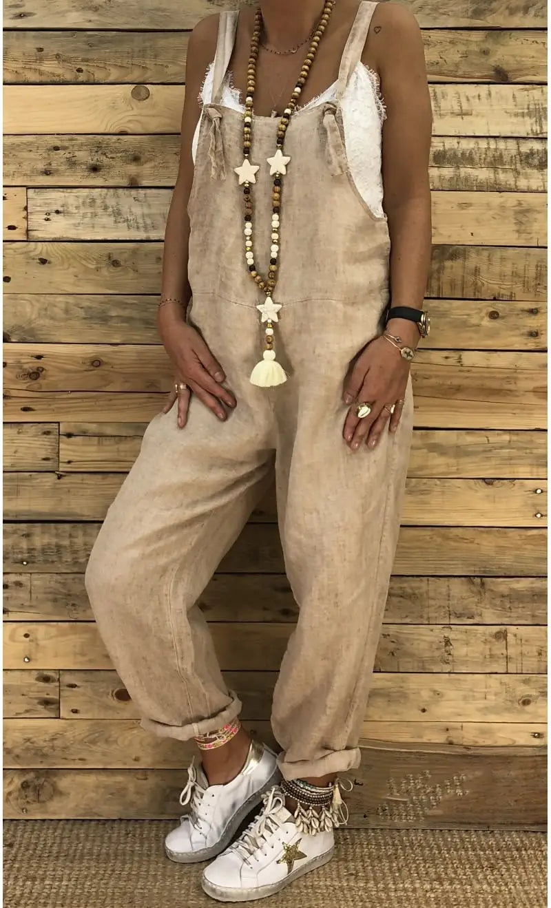 Beige Leinen-Jeans-Latzhosen für Damen mit verstellbaren Trägern und hochgekrempelten Bündchen.