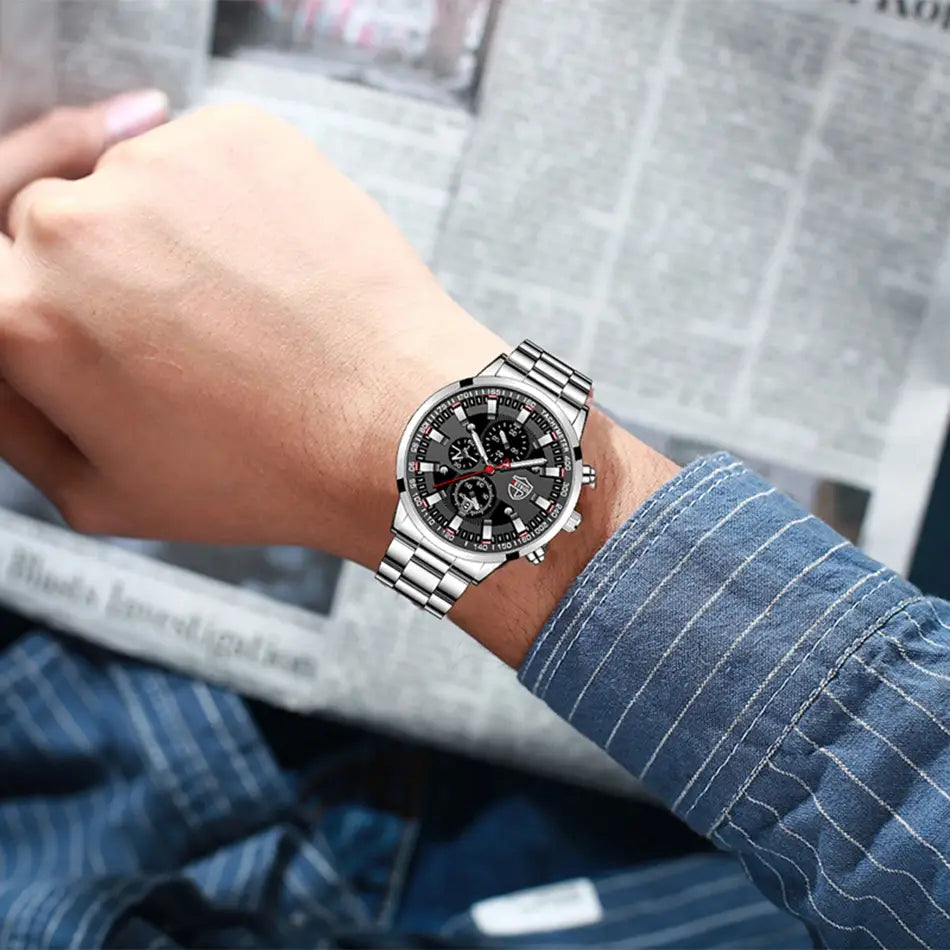 Montre pour homme Deyros en acier inoxydable noir, en quartz, présentant un boîtier de chronographe en acier inoxydable à tonalité argentée, un cadran noir, une seconde main rouge et plusieurs compteurs.
