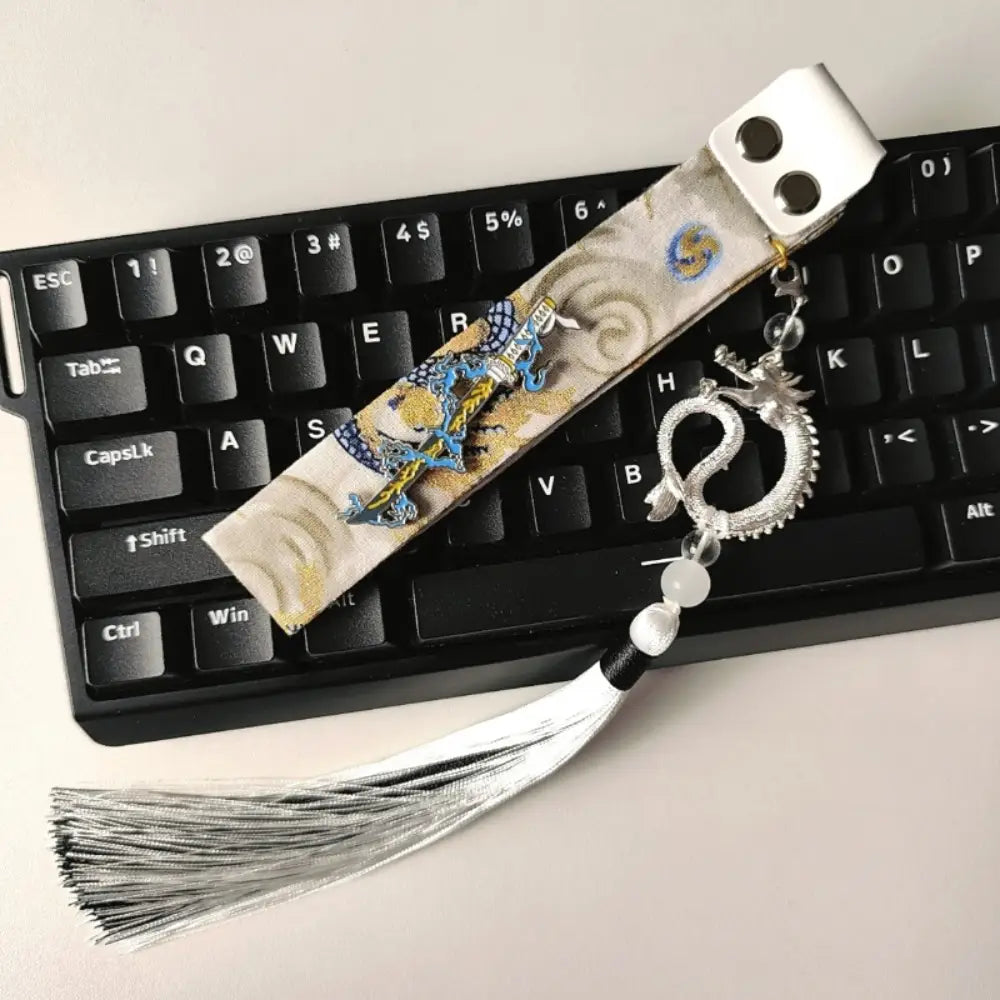Sangle personnalisée en ruban pour clavier Wooting sur le thème du dragon argenté, comprenant un tissu brodé, des perles en cristal et un pompon fluide.