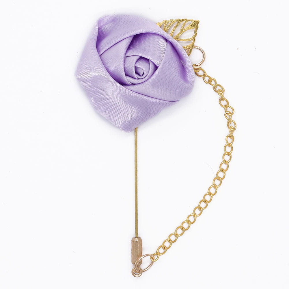 Boutonnière de rose bordeaux comportant une délicate épingle en rose en satin lilas, avec un accent feuillu à tons dorés et une chaîne.