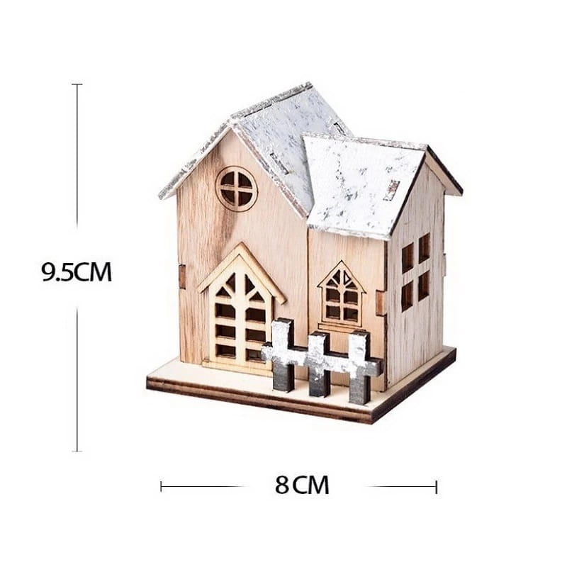 Beleuchtete Holz-Weihnachts-Haus-Dekoration mit rustikalem Design, verwittertem grauem Dach, passendem Zaun und detaillierten ausgeschnittenen Fenstern.