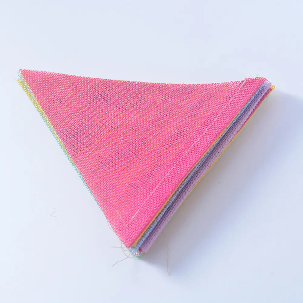 Décoration de guirlande de fête en feutrine pastel, composée d’une pile de drapelets triangulaires en tissu aux teintes vives rose, lavande et jaune, fabriqués à partir d’un matériau de feutrine tissée texturée.