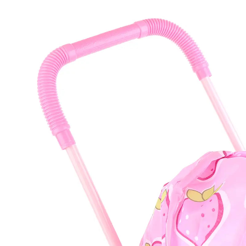 Puppenwagen für 12-Zoll-Babypuppen mit rosa Kunststoff-Schiebestange und flexibler geriffelter Oberfläche sowie passendem rosa Stoff-Sonnendach mit Erdbeerdesigns