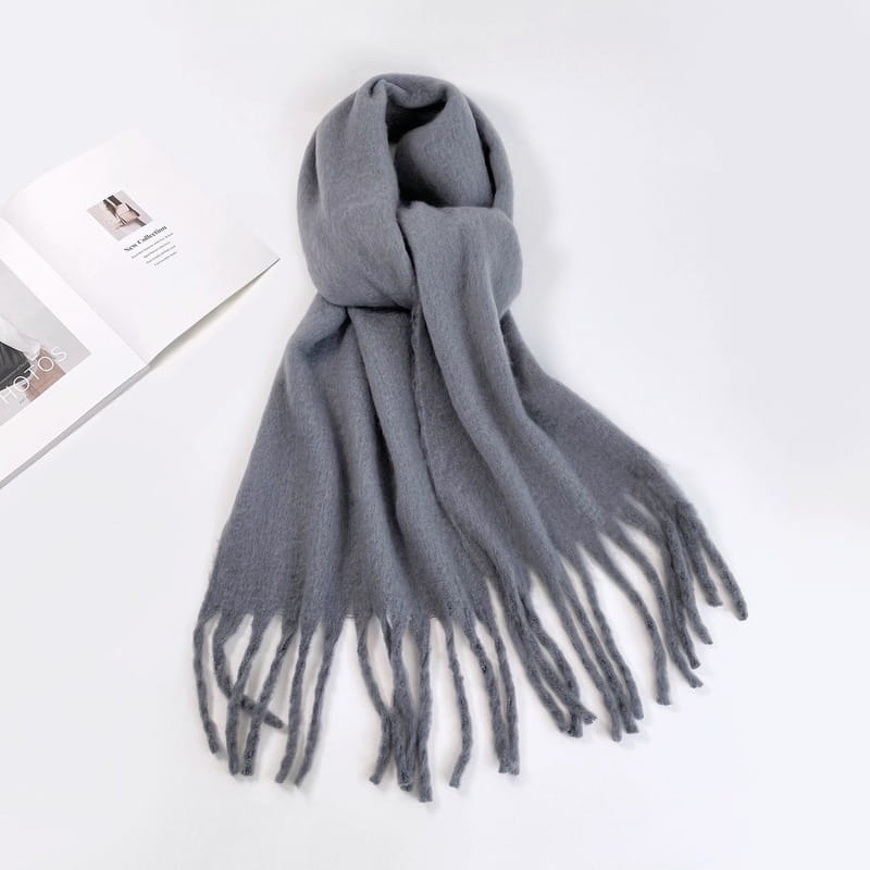 Bufanda de cachemir de invierno rosa para mujer en un gris medio suave, con textura esponjosa y flecos largos a juego.