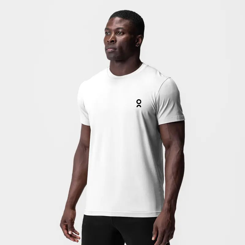 Camiseta deportiva de verano unisex en color blanco, de diseño de manga corta, con un logotipo negro pequeño en el lado izquierdo del pecho, adecuada para prendas deportivas.