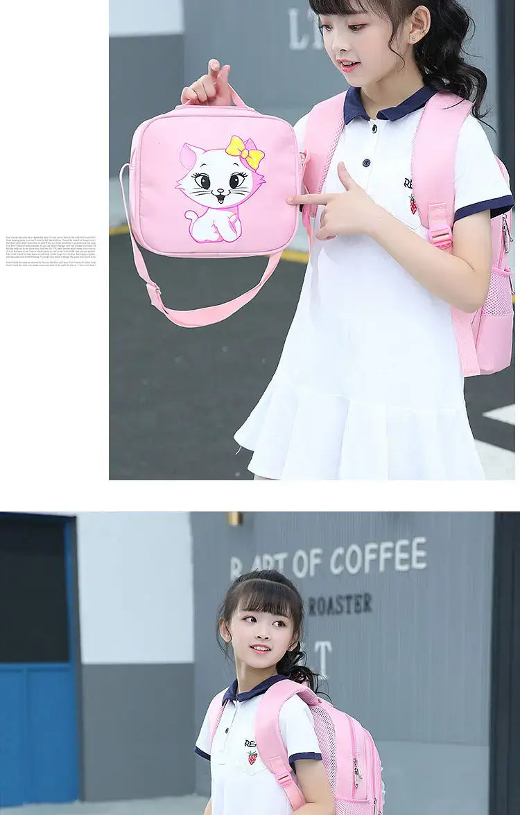 Rosa Katzen-Schulrucksack-Set für Mädchen mit einer rosa Katzenthermos-/Lunchbag mit gelber Schleife und weißen bestickten Details