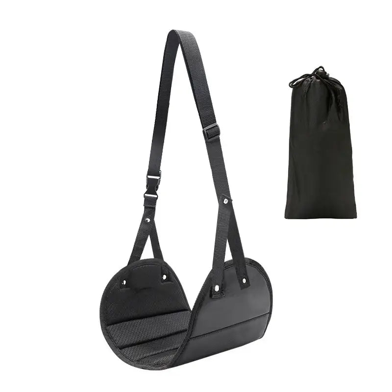 調節可能なストラップとパッド入りのデザインを備えた黒色の布製飛行機用フットレスト膝用サポートで、旅行時の快適性のために設計されています。