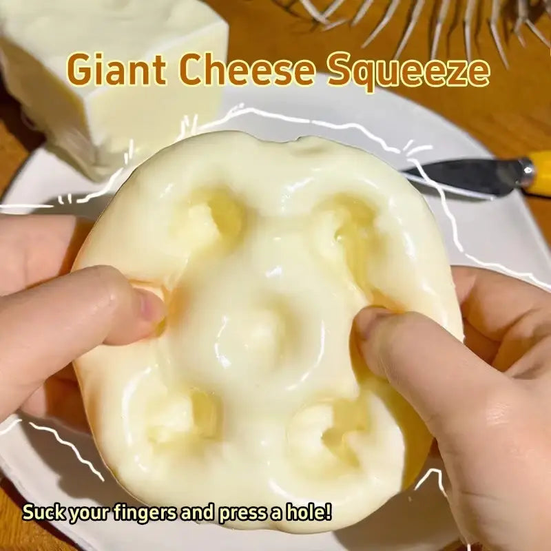 juguete blando de descompresión de crecimiento lento con forma de queso blanco cremoso, con textura suave de silicona y orificios moldeados, mostrado desde el frente.