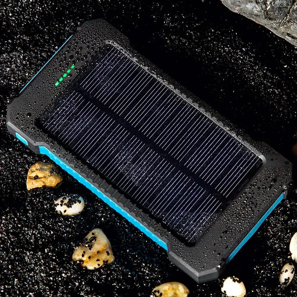 Schwarze und blaue robuste Powerbank mit Solarpanel und wasserdichtem, strukturiertem Design, mit DC5V-Eingang für den Outdoor-Einsatz