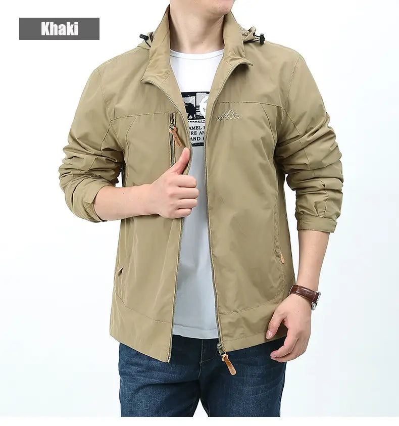 chaqueta cortavientos impermeable ligera color caqui para hombre Naturehike, con cierres de cremallera y bordado de marca sutil en el pecho en verde oliva